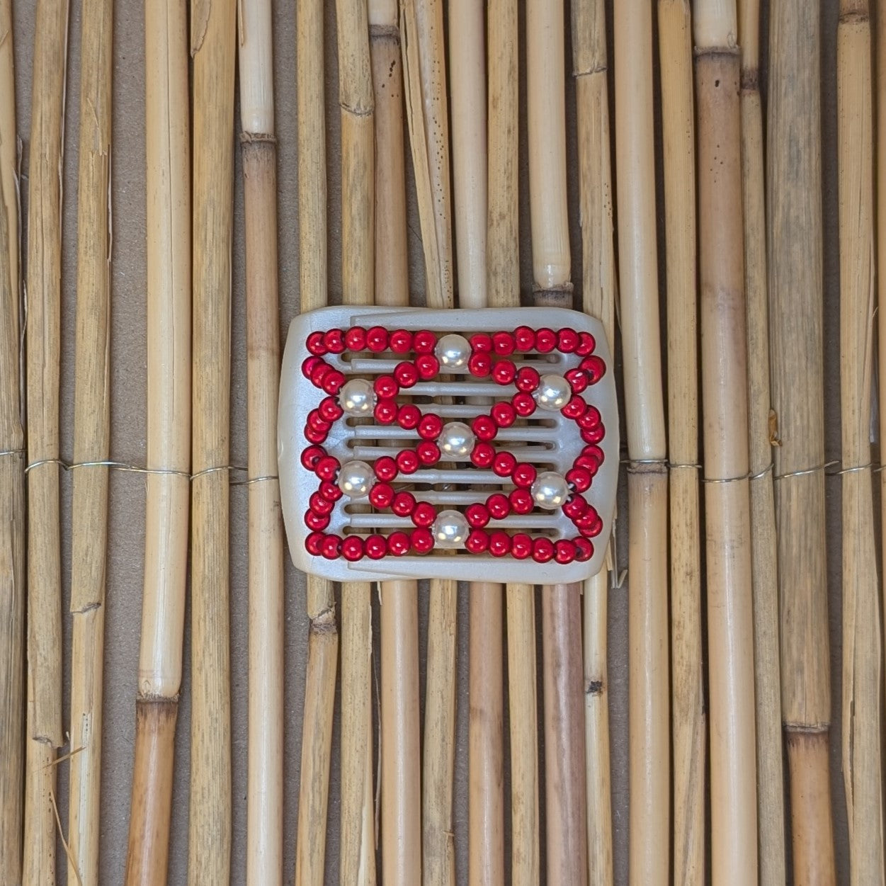 Ladybug "Ndalena" mit rot-weißen Kunstperlen weiß