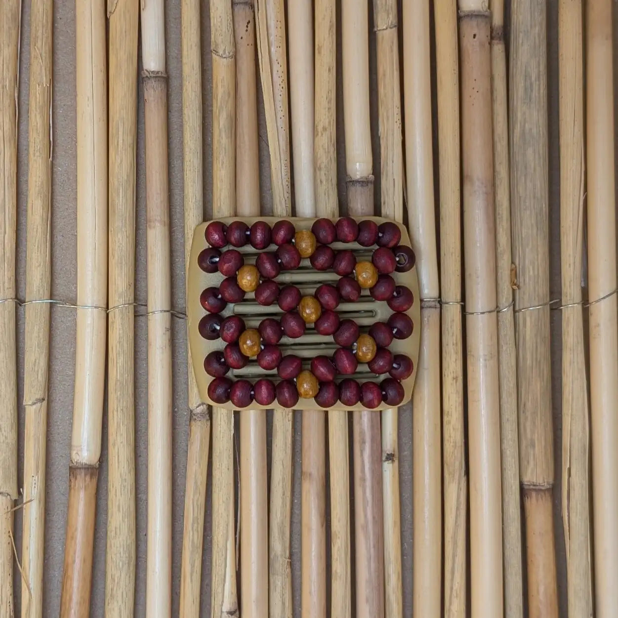 Ladybug (mini) "Ndbele" mit rot-braunen Holzperlen beige