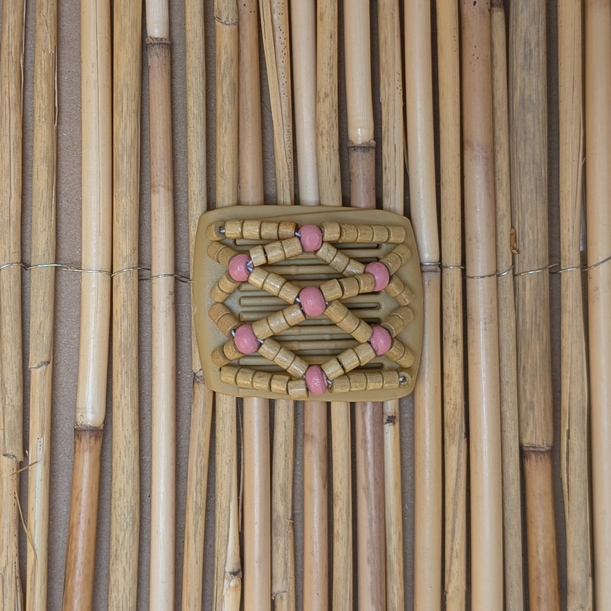 Ladybug "Ndbele" mit hell-rosa Holzperlen beige