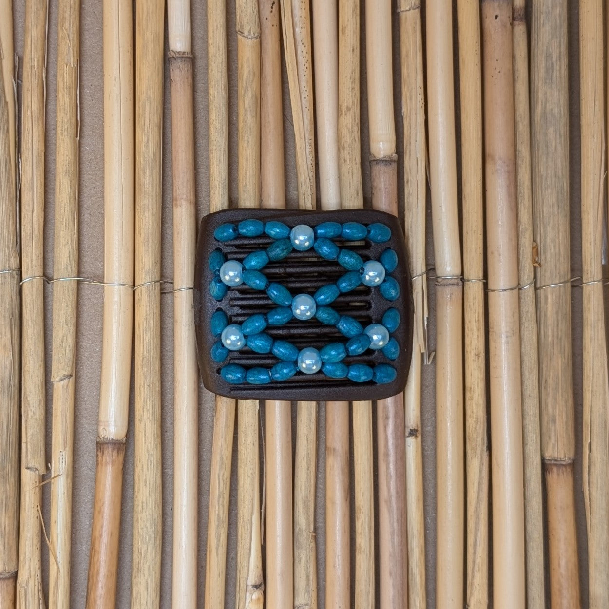 Ladybug "Ndbele" mit blau-türkisen Holzperlen braun
