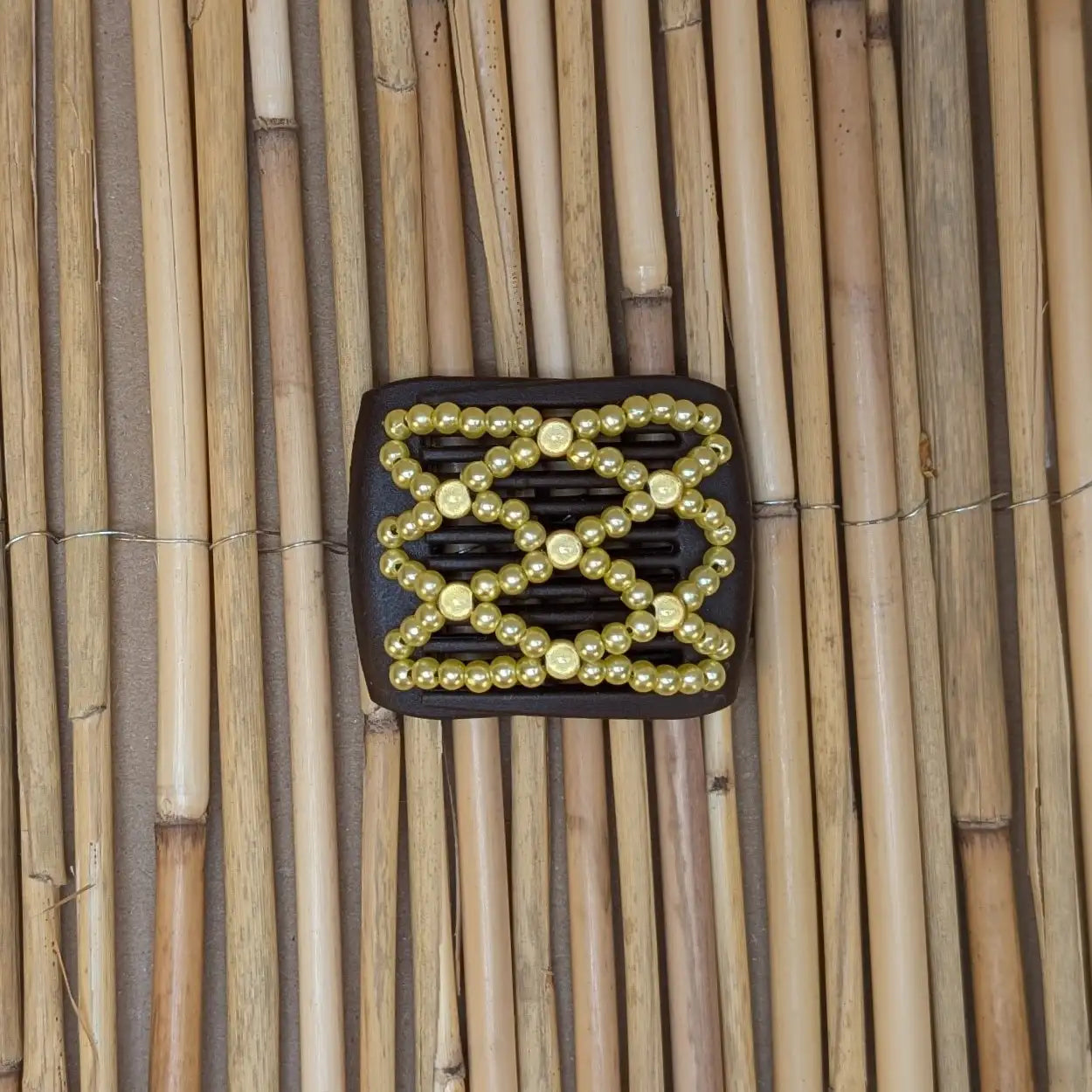 Ladybug (mini) "Ndalena" mit gelben Kunstperlen braun