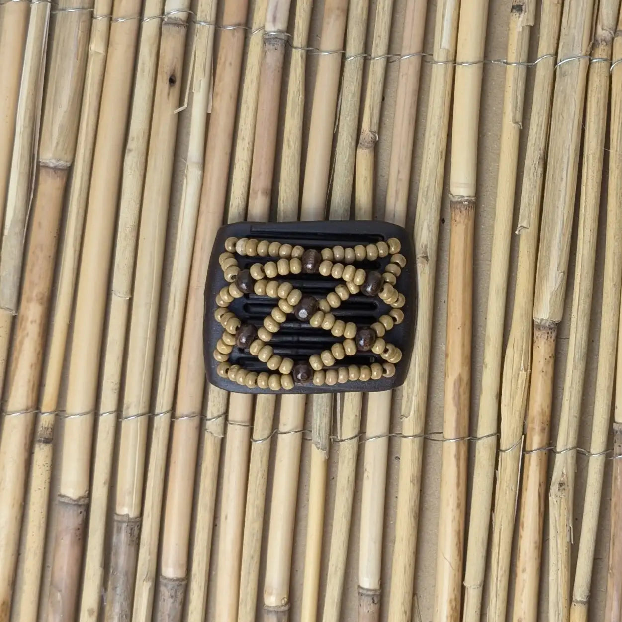 Ladybug (mini) "Ndbele" mit hellen-braunen Holzperlen braun