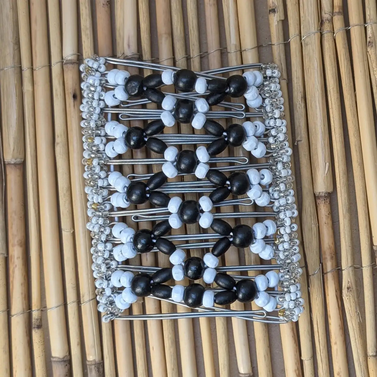 Rhino "Ndbele" extragroß mit weiß-schwarzen Holzperlen