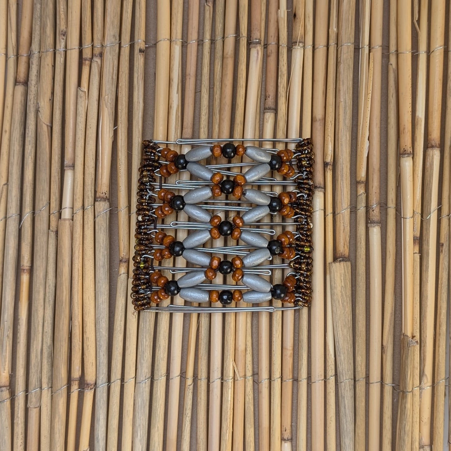 Rhino "Ndbele" groß mit braun-silbernen Holzperlen