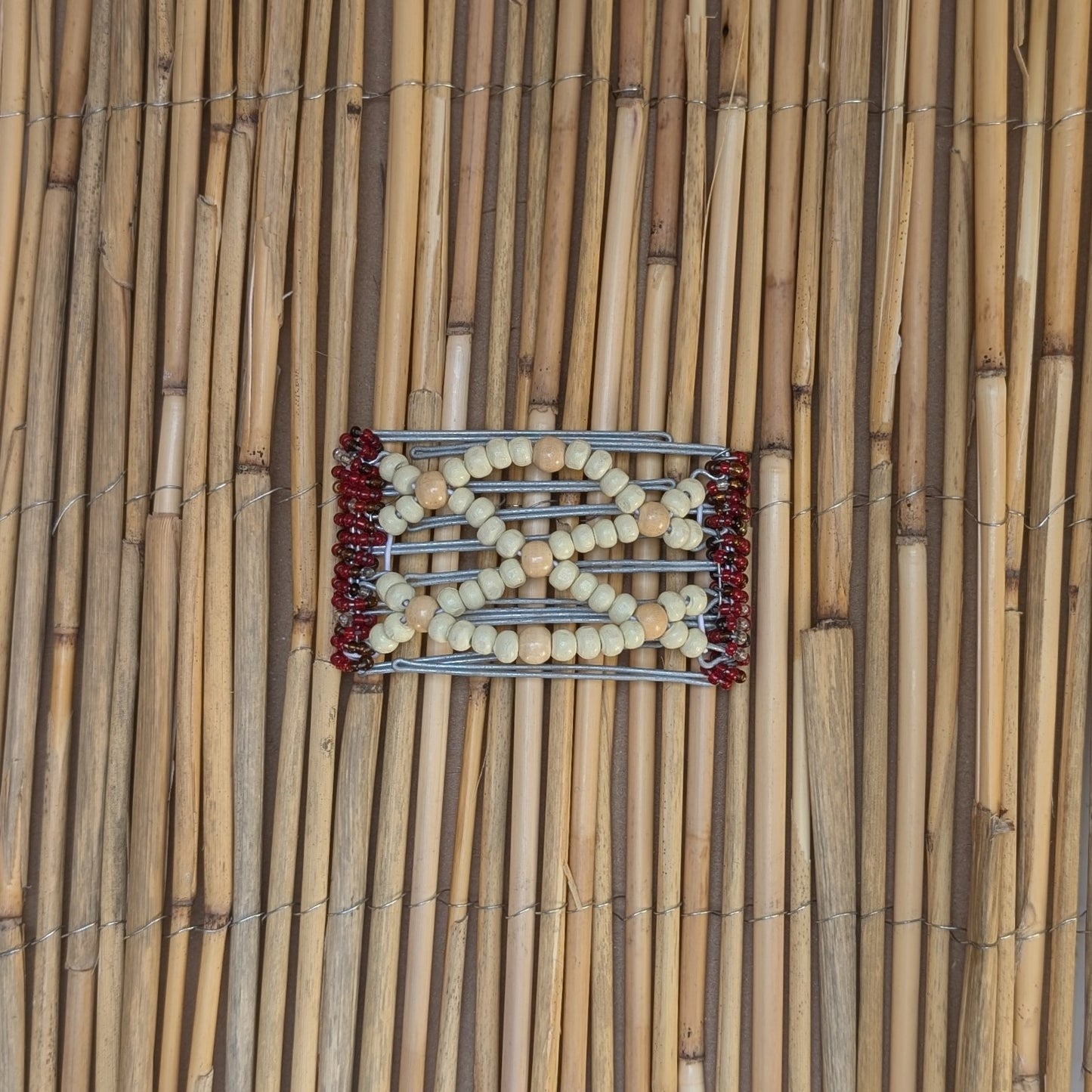 Rhino "Ndbele" klein mit creme-hellbraunen Holzperlen