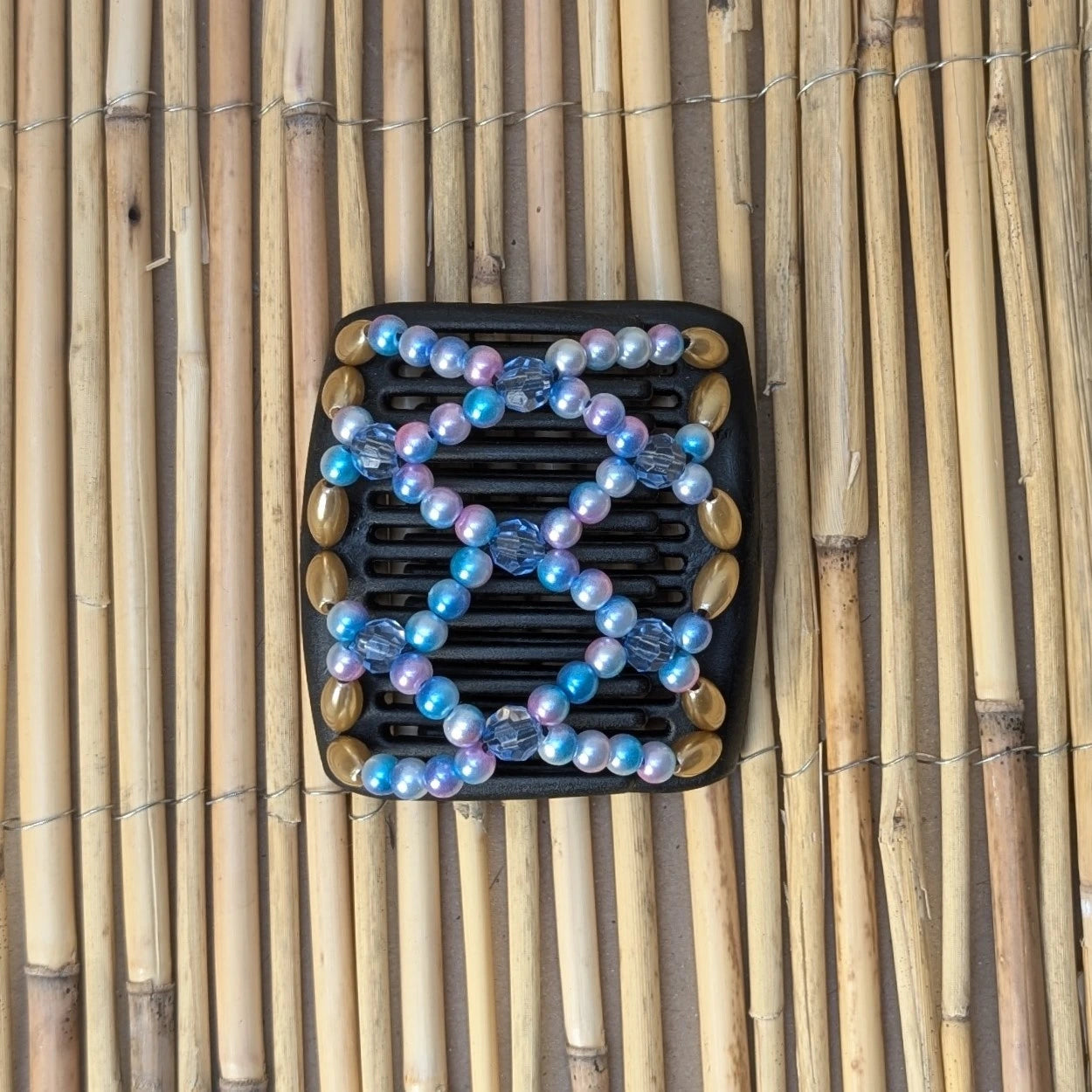 Chameleon "Ndalena" mit rosa-blauen Kunstperlen schwarz