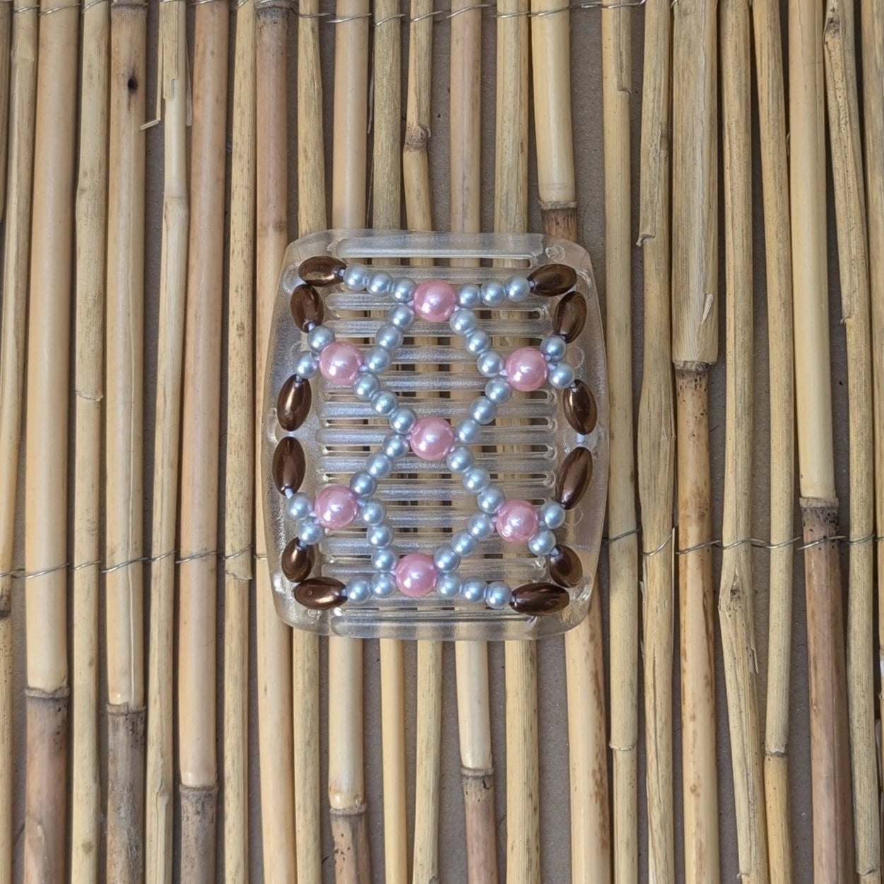 Chameleon "Ndalena" mit hellblauen-rosa Kunstperlen durchsichtig