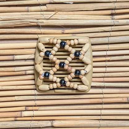 Chameleon "Ndbele" mit hellen-schwarzen Holzperlen beige