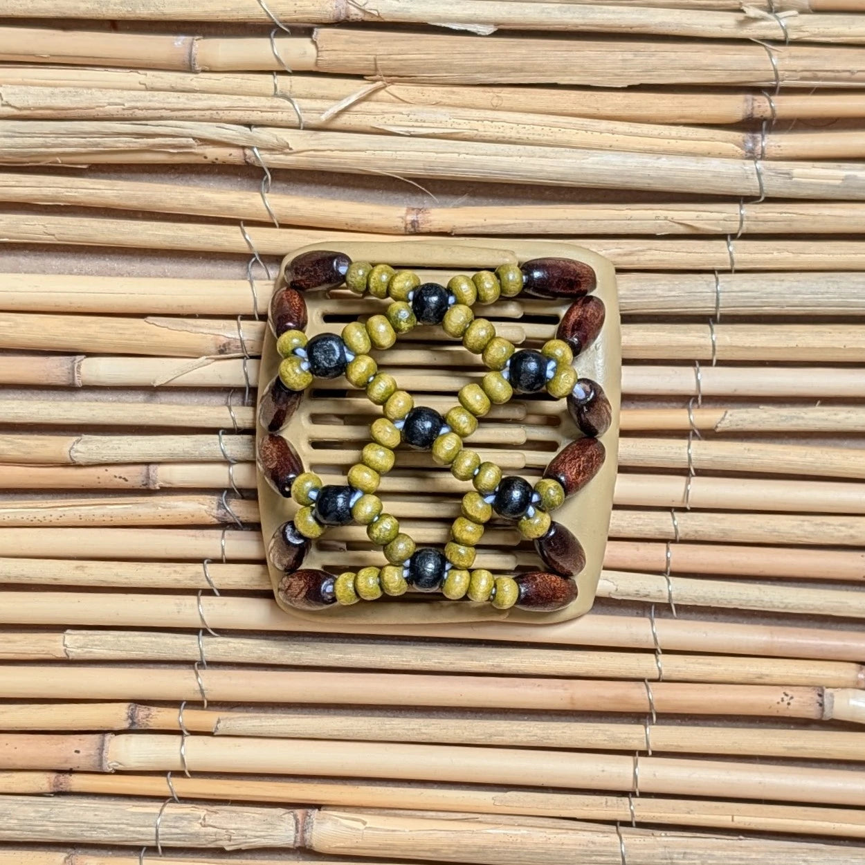 Chameleon "Ndbele" mit braun-grünen Holzperlen beige
