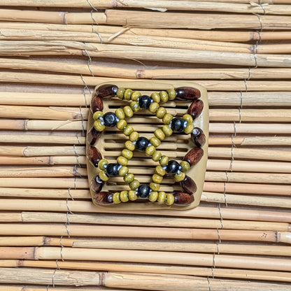 Chameleon "Ndbele" mit braun-grünen Holzperlen beige