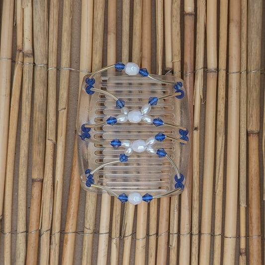 Durchsichtiger mittelgroßer African Butterfly Haarkamm mit blau und weißen Kunstperlen mit feinen Metallstäben - flexibler Haarschmuck für Hochsteckfrisuren.