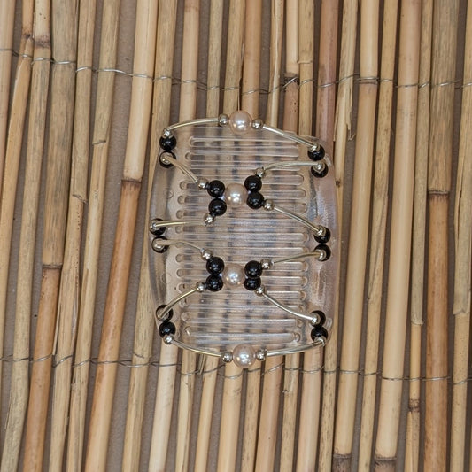 Durchsichtiger mittelgroßer African Butterfly Haarkamm mit schwarzen und cremefarbene Kunstperlen mit feinen Metallstäben - flexibler Haarschmuck für Hochsteckfrisuren.
