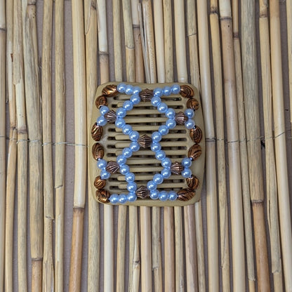 Chameleon "Ndalena" mit bronze-hellblauen Kunstperlen beige