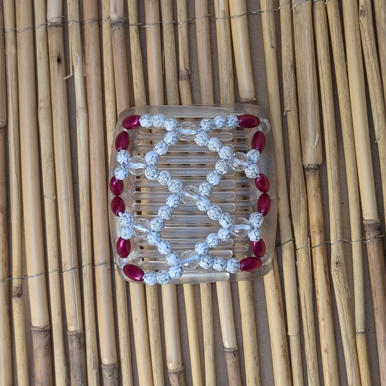 Chameleon "Ndalena" mit rot-weißen Kunstperlen durchsichtig