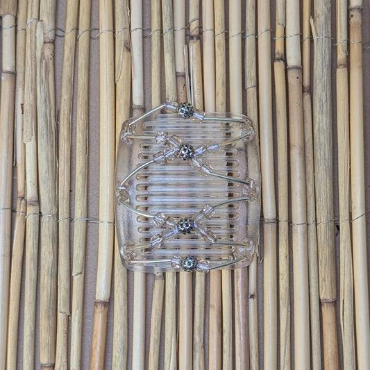 Durchsichtiger mittelgroßer African Butterfly Haarkamm mit klaren und silbernen Kunstperlen mit feinen Metallstäben - flexibler Haarschmuck für Hochsteckfrisuren.