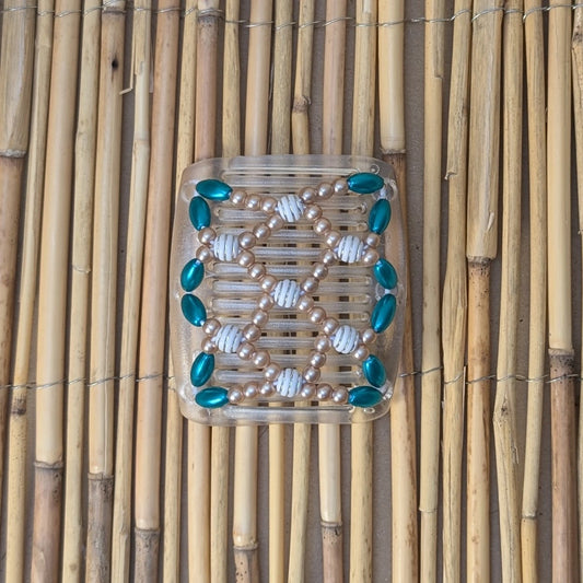 Chameleon "Ndalena" mit grün-hellbraunen Kunstperlen durchsichtig