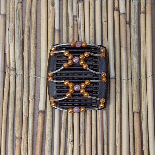 Brauner mittelgroßer African Butterfly Haarkamm mit orangen und anthrazit Kunstperlen mit feinen Metallstäben - flexibler Haarschmuck für Hochsteckfrisuren.