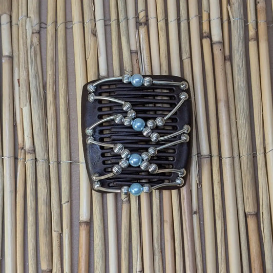 Brauner mittelgroßer African Butterfly Haarkamm mit silbernen und hellblauen Kunstperlen mit feinen Metallstäben - flexibler Haarschmuck für Hochsteckfrisuren.