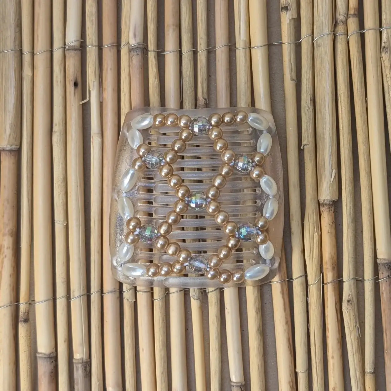 Chameleon "Ndalena" mit weiß-cremefarbenen Kunstperlen durchsichtig