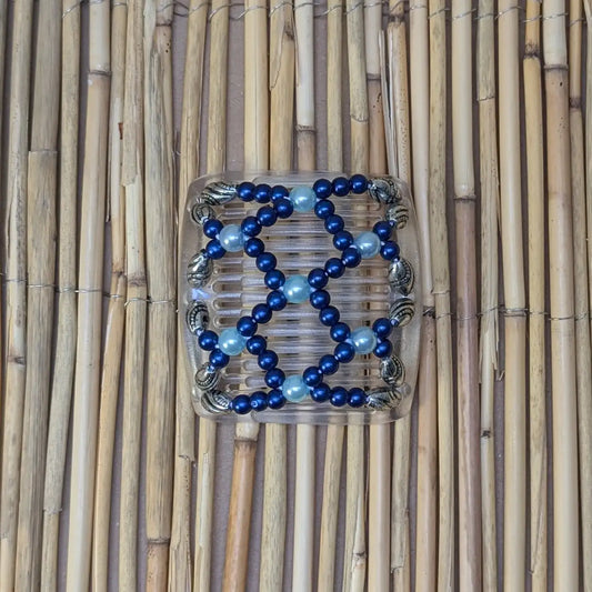 Chameleon "Ndalena" mit blau-hellblauen Kunstperlen durchsichtig