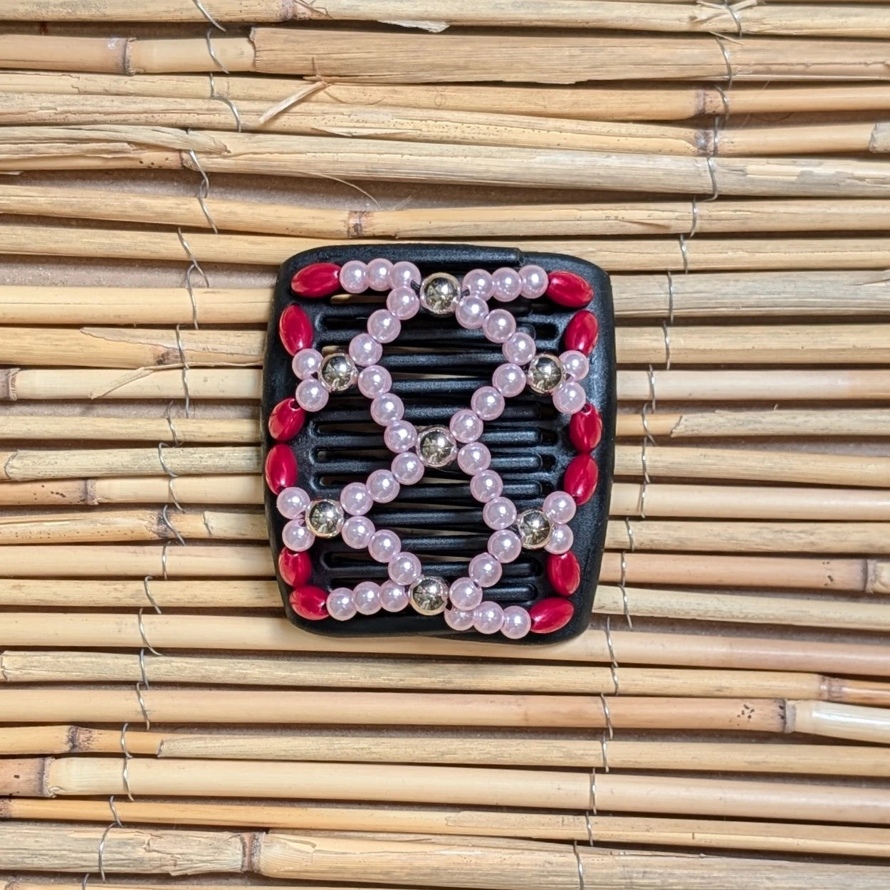Chameleon "Ndalena" mit rot-rosa Kunstperlen schwarz