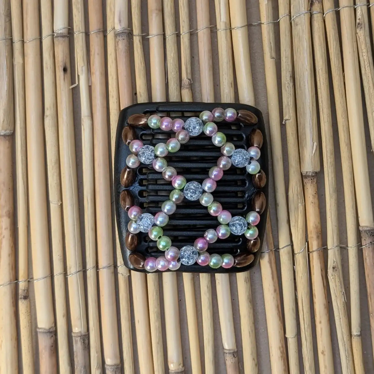 Chameleon "Ndalena" mit grün-rosafarbende Kunstperlen schwarz