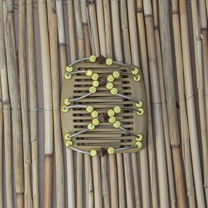 Beiger mittelgroßer African Butterfly Haarkamm mit gelben und bronze Kunstperlen mit feinen Metallstäben - flexibler Haarschmuck für Hochsteckfrisuren.