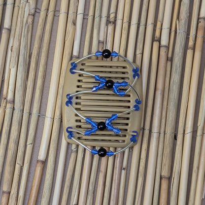 Beiger mittelgroßer African Butterfly Haarkamm mit hellblauen und schwarzen Kunstperlen mit feinen Metallstäben - flexibler Haarschmuck für Hochsteckfrisuren.