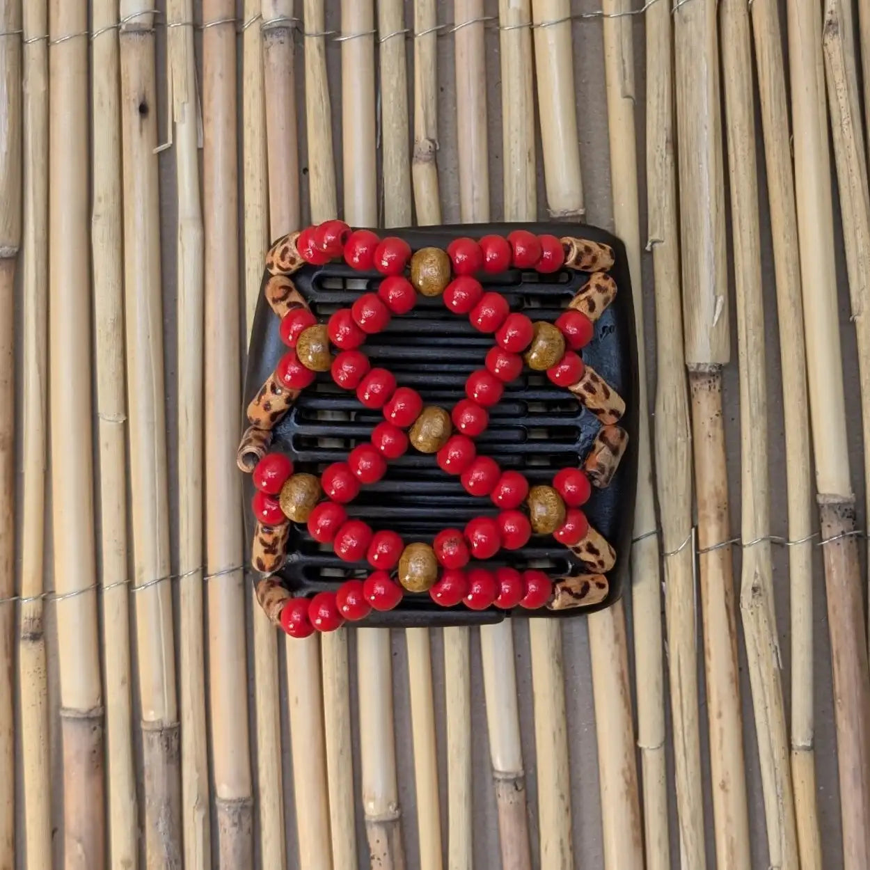 Chameleon "Ndbele" mit rot-braunen Holzperlen schwarz