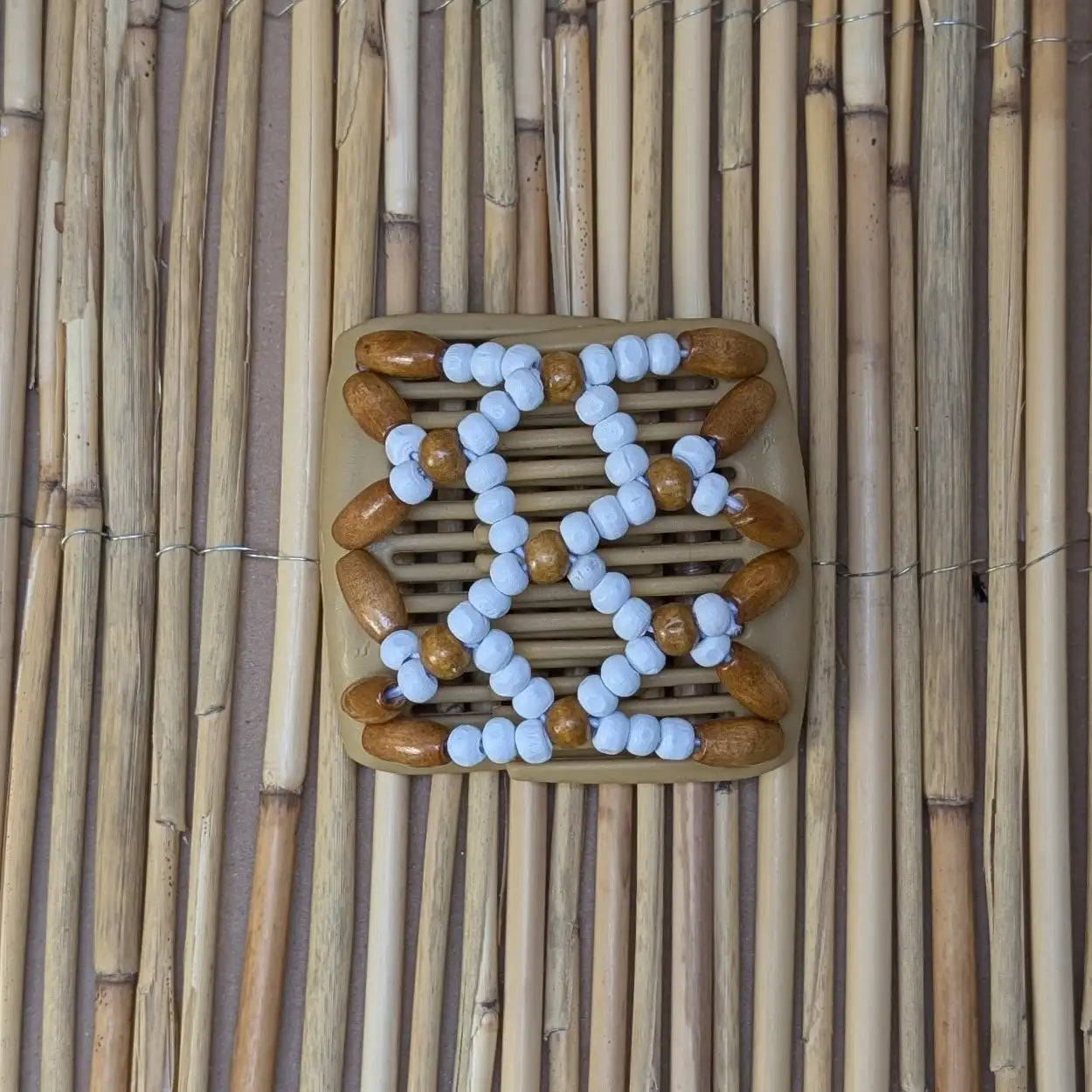 Chameleon "Ndbele" mit braun-weißen Holzperlen beige