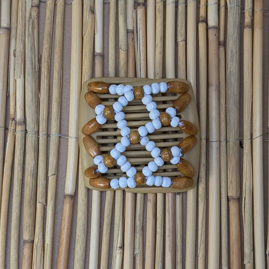 Chameleon "Ndbele" mit braun-weißen Holzperlen beige