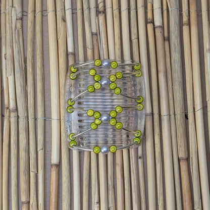 Durchsichtiger mittelgroßer African Butterfly Haarkamm mit grünen und silbernen Kunstperlen mit feinen Metallstäben - flexibler Haarschmuck für Hochsteckfrisuren.