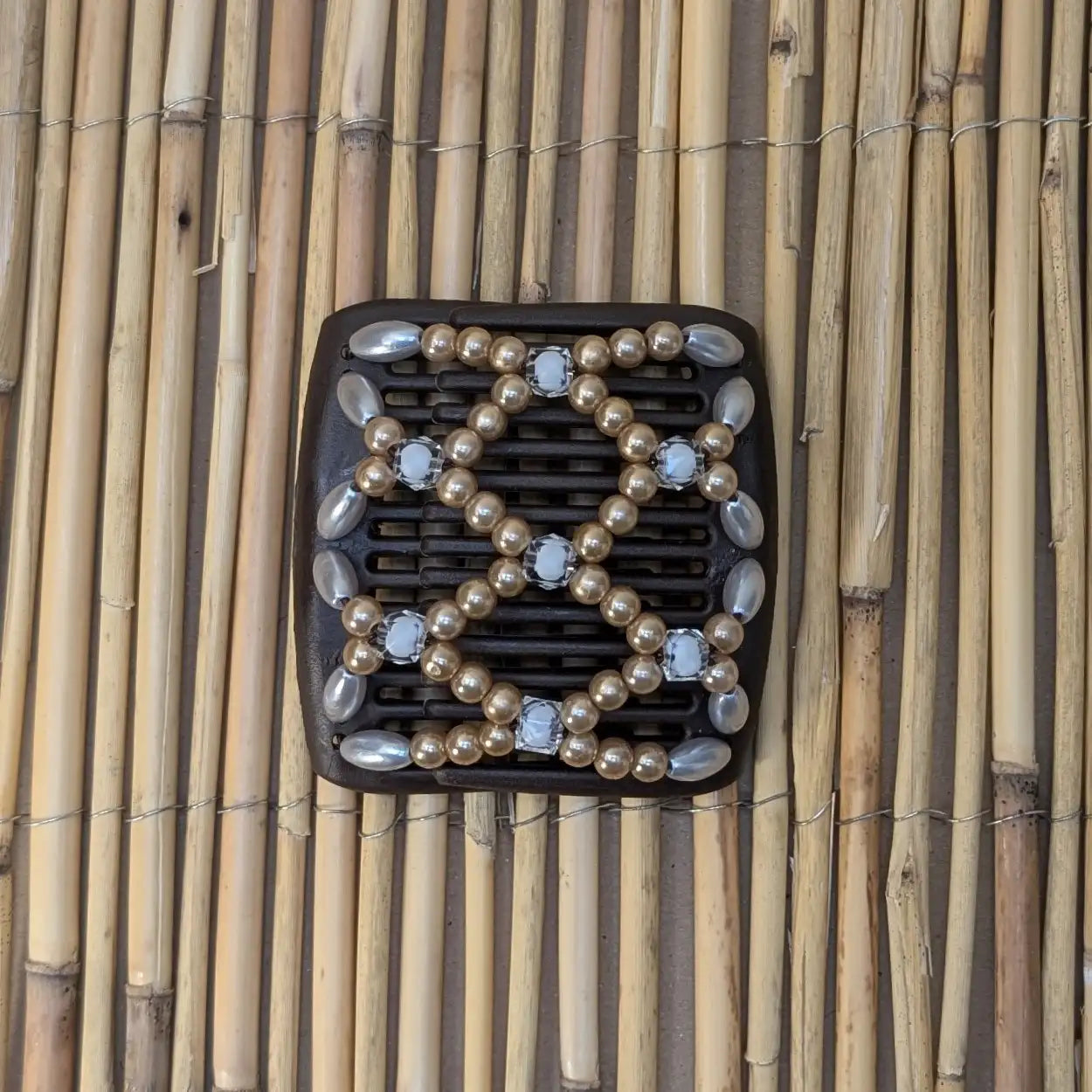 Chameleon "Ndalena" mit goldenen Kunstperlen braun