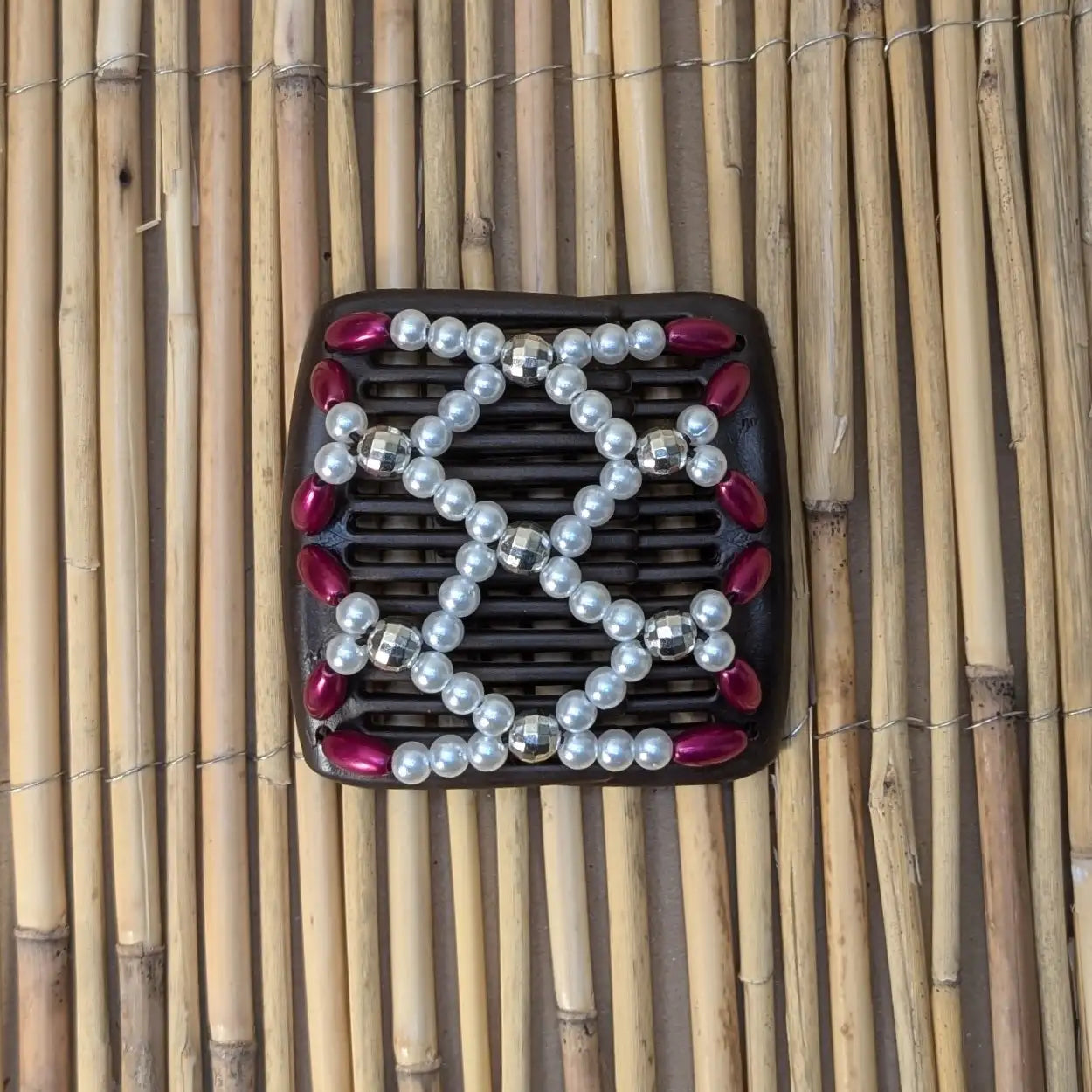 Chameleon "Ndalena" mit rot-weißen Kunstperlen schwarz