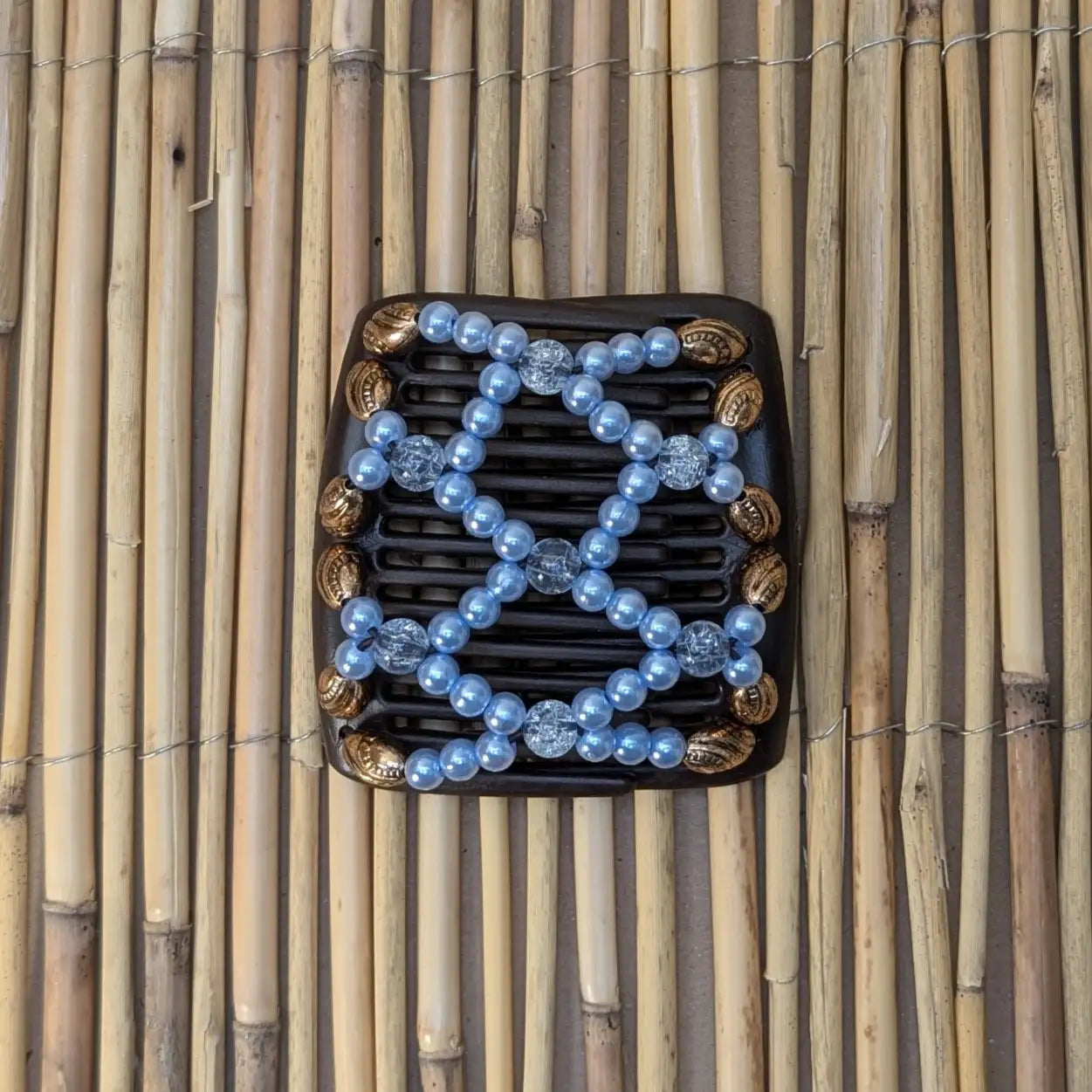 Chameleon "Ndalena" mit kupfer-blauen Kunstperlen braun