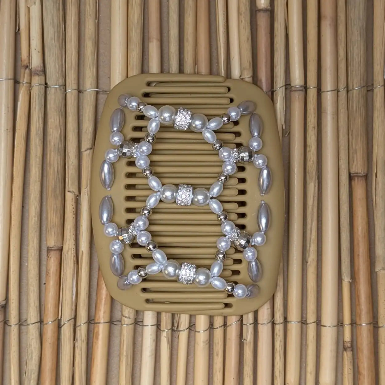 African Butterfly Deluxe "Ndalena" mit weißen Kunstperlen beige