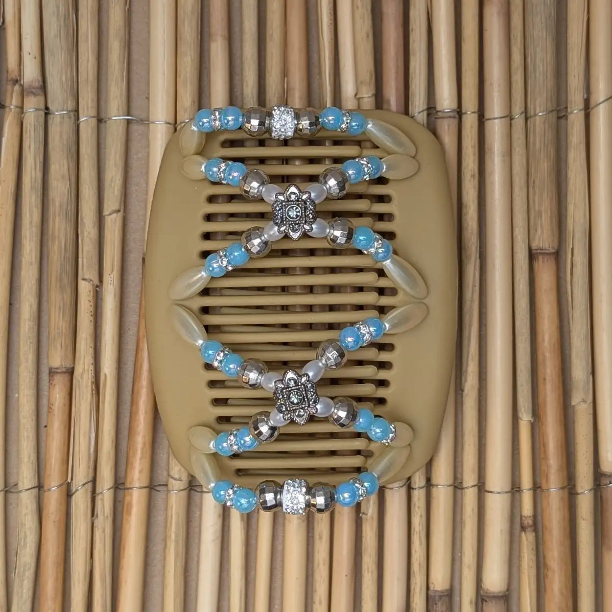 African Butterfly Deluxe "Dalena" mit weiß-türkisen Kunstperlen beige