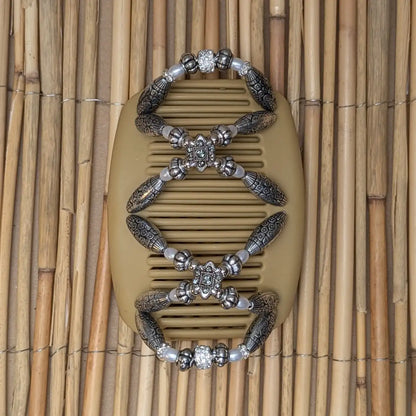 African Butterfly Deluxe "Dalena" mit silber-weißen Kunstperlen beige