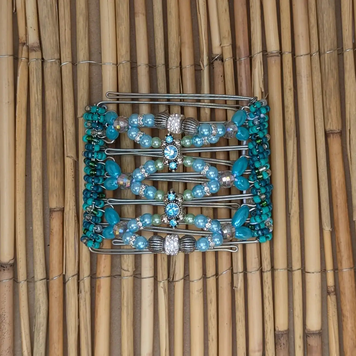 African Butterfly Deluxe Rhino mit türkisen Kunstperlen und 7 Zähnen 