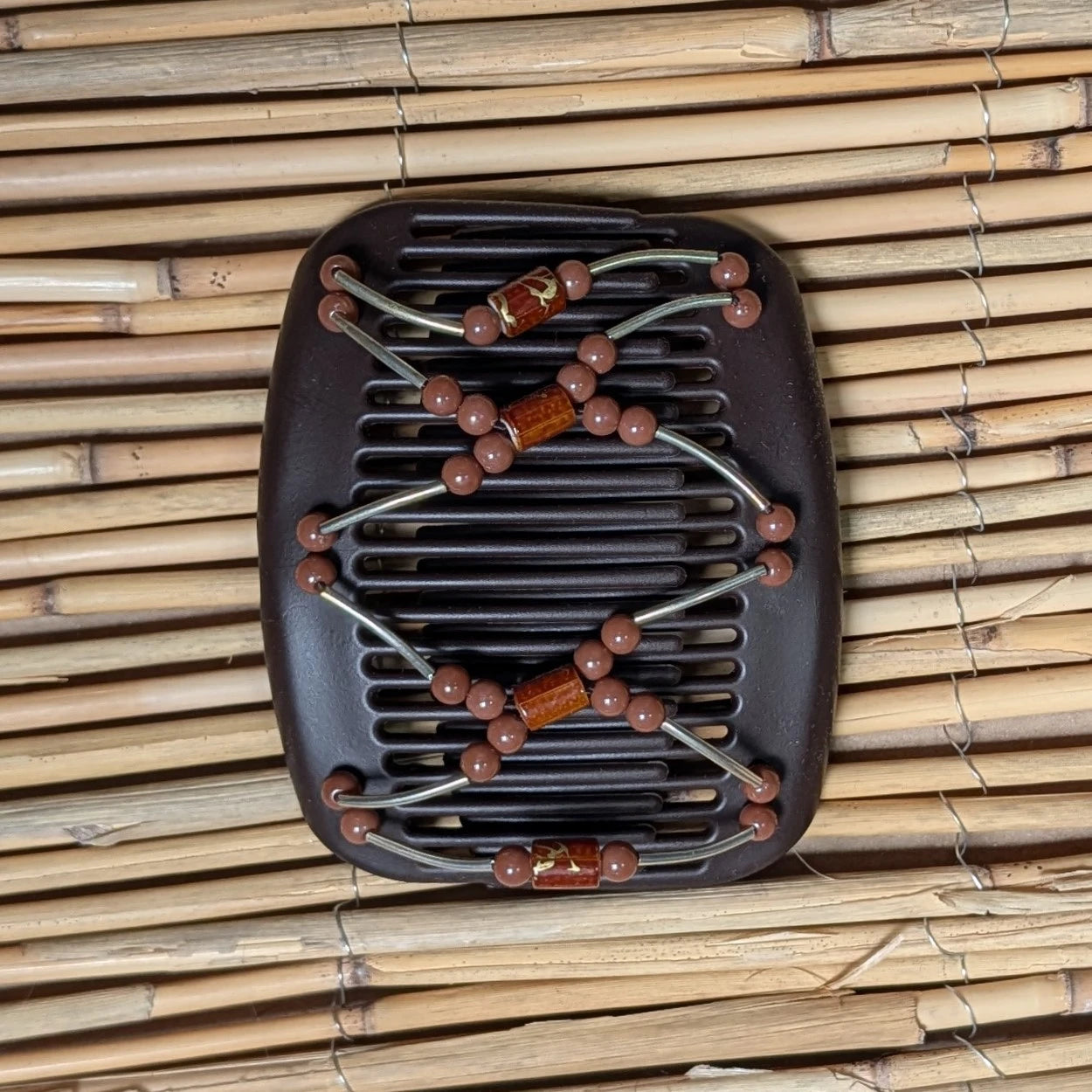 African Butterfly "Beada Tube" mit braunen Kunstperlen braun