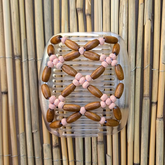 Transparenter African Butterfly Haarkamm mit braunen und rosa Holzperlen – flexibler Haarschmuck für Hochsteckfrisuren