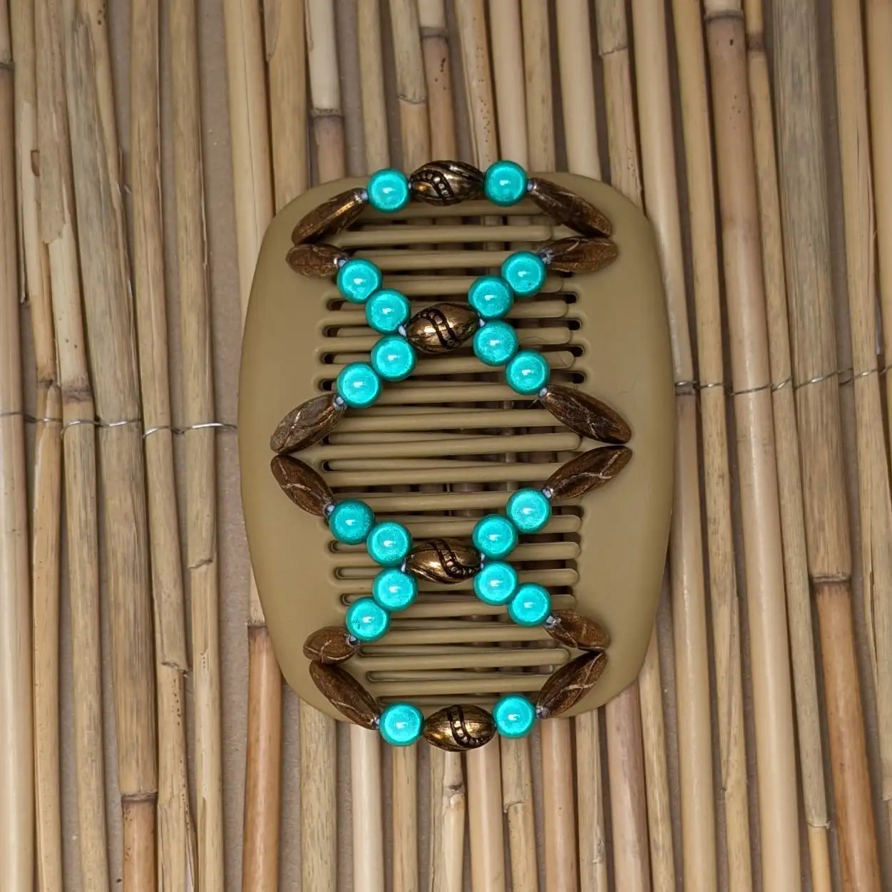 African Butterfly "Dalena" mit kupfer-grünen Kunstperlen beige