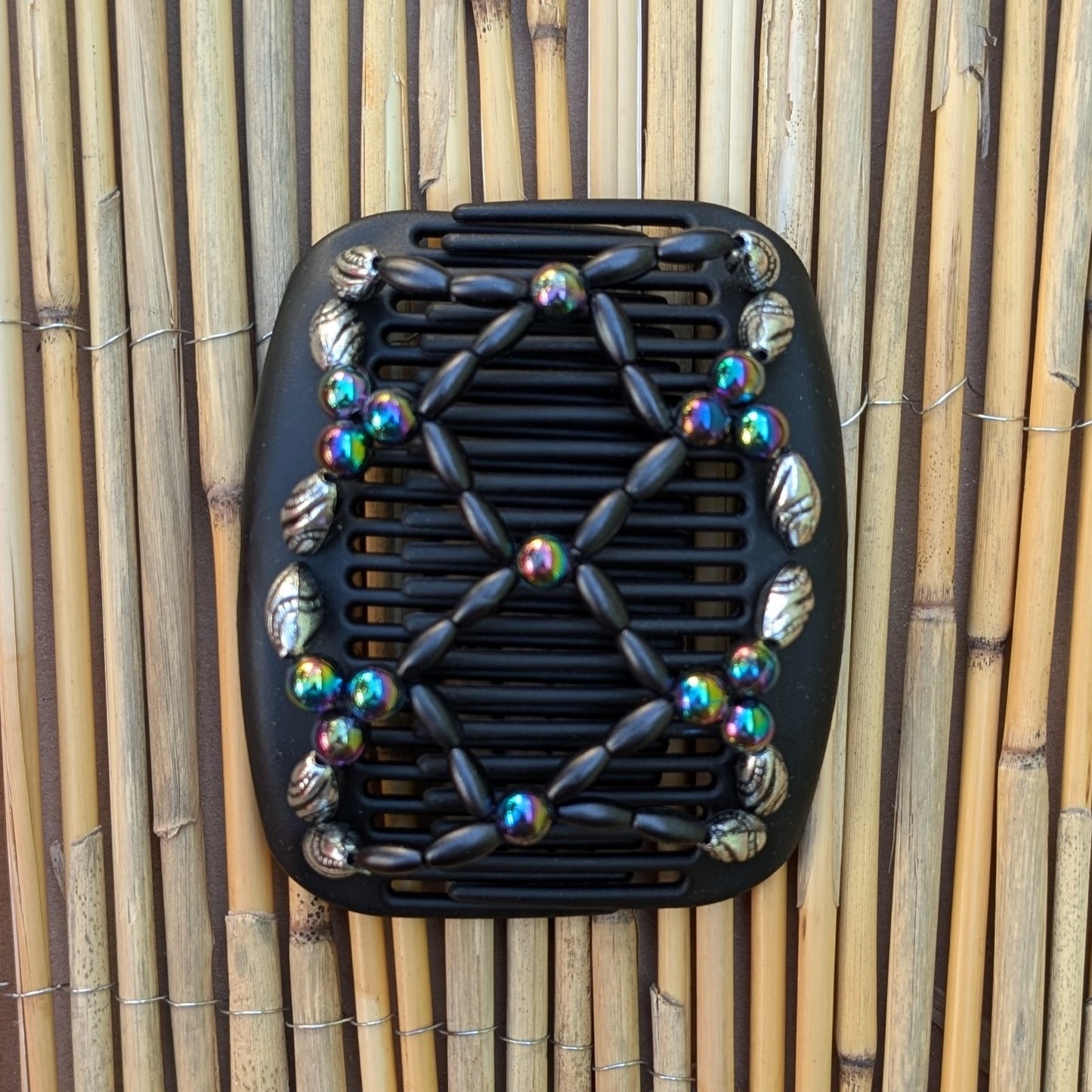 Schwarzer African Butterfly Haarkamm mit silbernen, schwarzen und bunt schimmernden Kunstperlen – flexibler Haarschmuck für Hochsteckfrisuren 