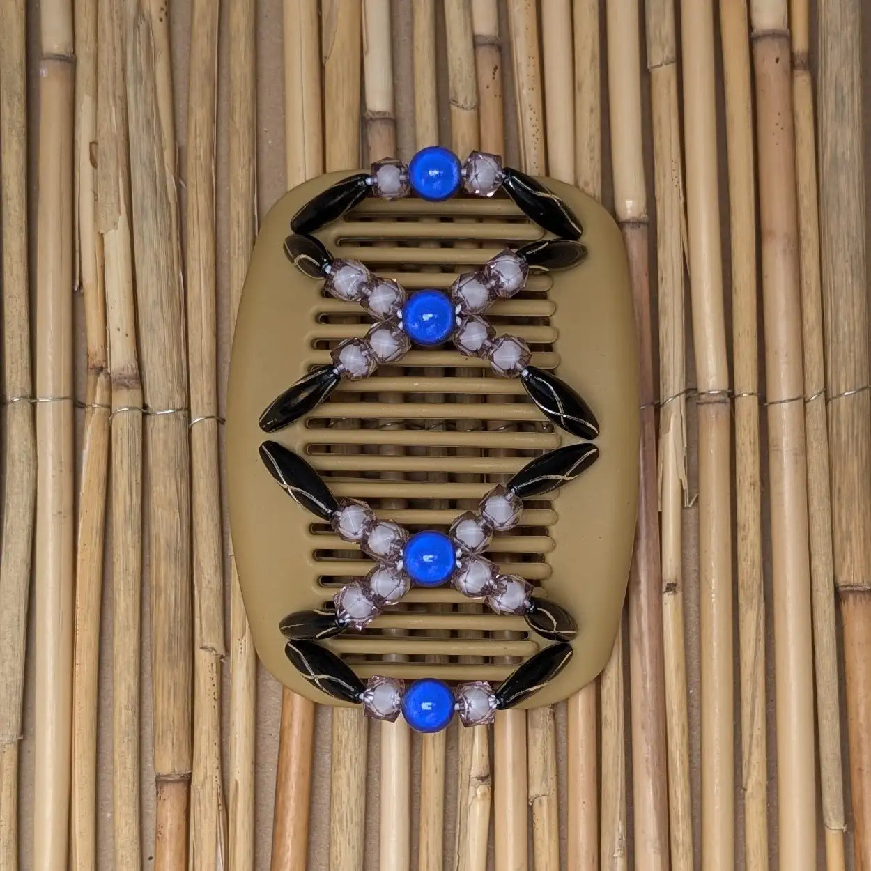 African Butterfly "Dalena" mit schwarz-blauen Kunstperlen beige