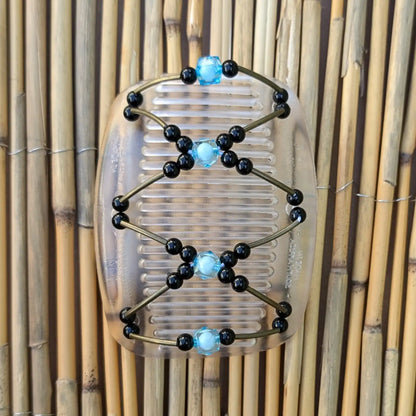 Durchsichtiger African Butterfly Haarkamm mit schwarzen und hellblauen Kunstperlen mit feinen Metallstäben - flexibler Haarschmuck für Hochsteckfrisuren.
