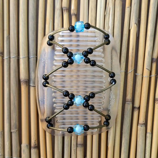 Durchsichtiger African Butterfly Haarkamm mit schwarzen und hellblauen Kunstperlen mit feinen Metallstäben - flexibler Haarschmuck für Hochsteckfrisuren.
