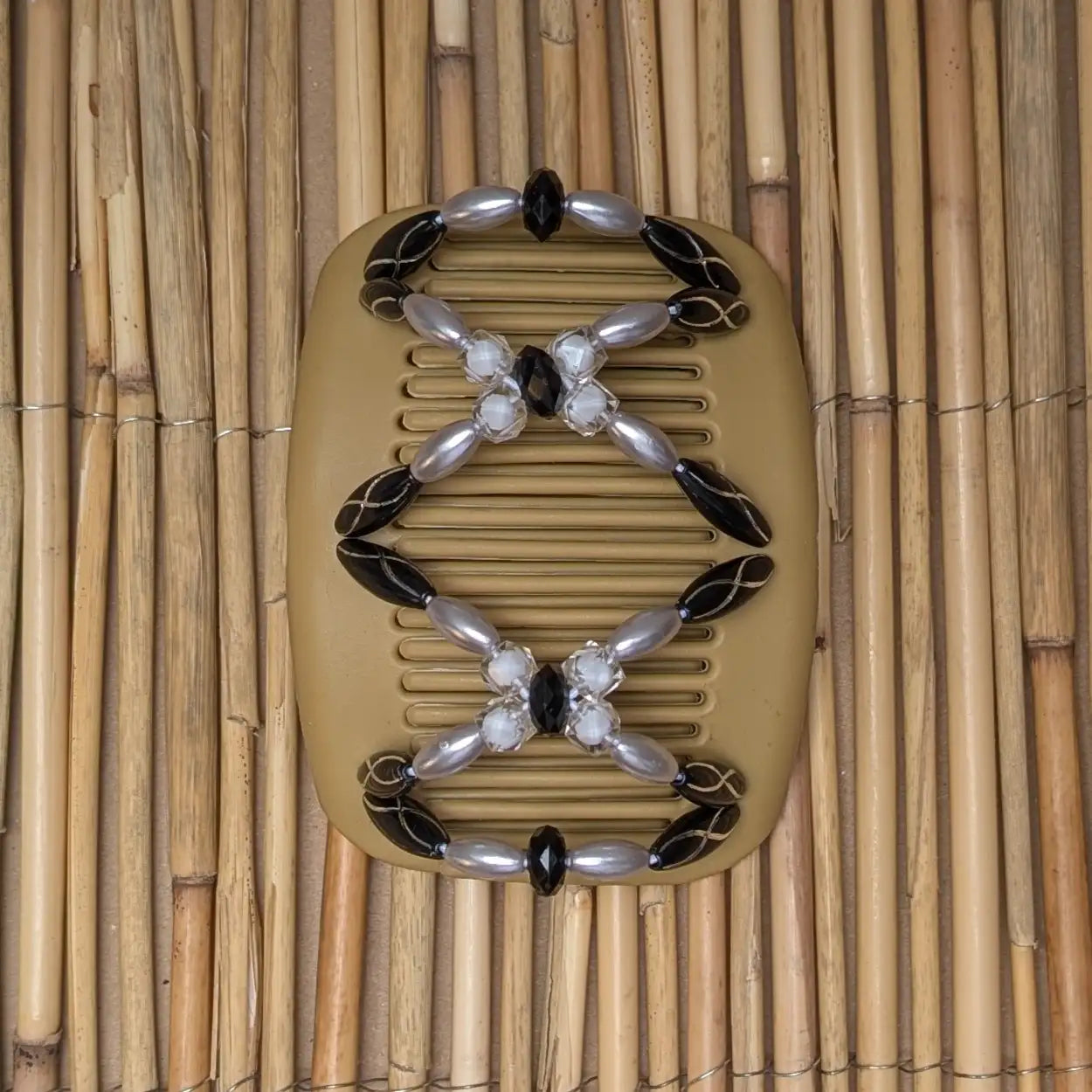 African Butterfly "Dalena" mit schwarz-silbernen Kunstperlen beige