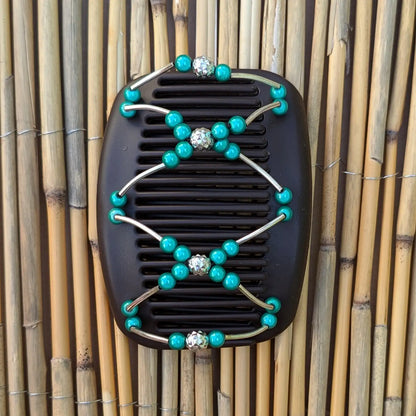 Schwarzer African Butterfly Haarkamm mit petrol und silbernen Kunstperlen mit feinen Metallstäben - flexibler Haarschmuck für Hochsteckfrisuren.