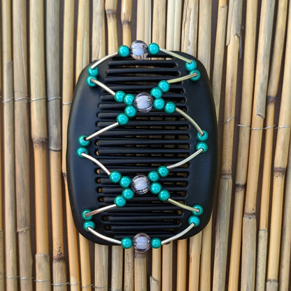 Schwarzer African Butterfly Haarkamm mit grün und grauen Kunstperlen mit feinen Metallstäben - flexibler Haarschmuck für Hochsteckfrisuren.