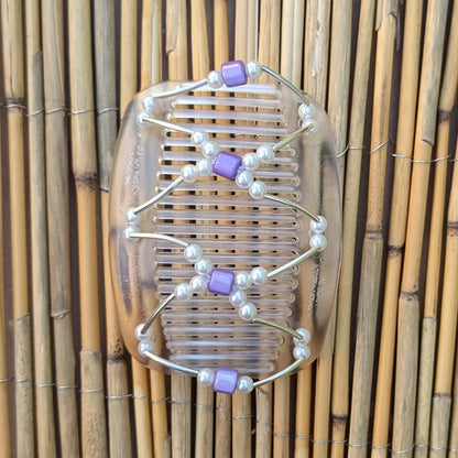 Durchsichtiger African Butterfly Haarkamm mit  perlmutt und flieder Kunstperlen mit feinen Metallstäben - flexibler Haarschmuck für Hochsteckfrisuren.